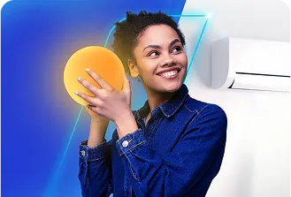 Mulher com camisa jeans, sorrindo. Segura uma esfera de luz amarela e olha para um ar-condicionado na parede.