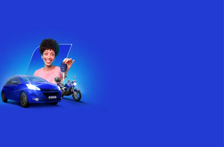 Na imagem temos um carro e uma moto azul, juntos. Atrás, temos uma mulher segurando uma chave.