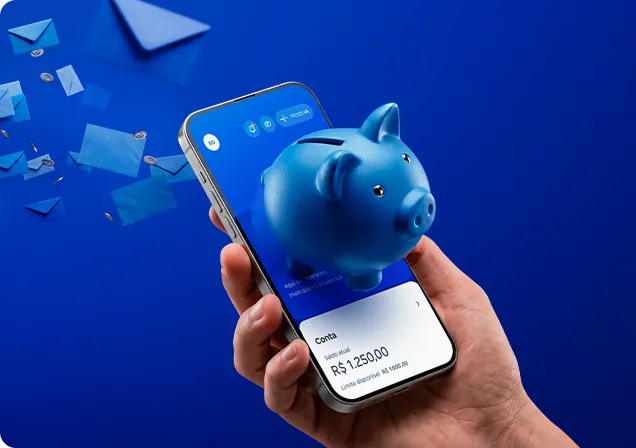 Mão segura o celular. Da tela, que mostra as informações Conta e saldo atual, sai um cofre em forma de porco azul.