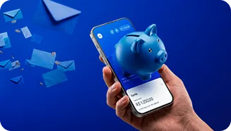 Mão segura o celular. Da tela, que mostra as informações Conta e saldo atual, sai um cofre em forma de porco azul.