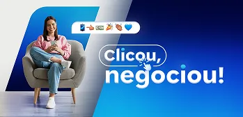 Mulher sorrindo em uma poltrona usa o celular. Ao lado, o texto