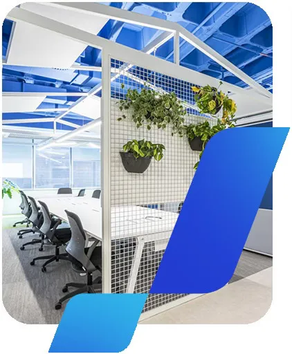 Escritório do banco BV com mesa coletiva e decoração com plantas