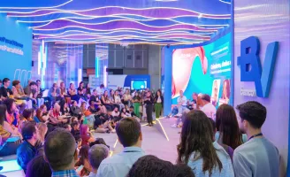 Grupo de pessoas em evento sobre tecnologia com painel sobre o banco BV