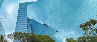 Prédio comercial em meio a natureza