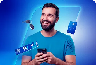 Homem segurando um celular enquanto sorri, e ao lado um cartão BV, uma tag BV Veloe e a chave de um carro.