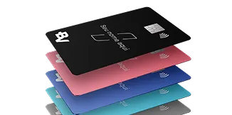 Cartões do banco BV empilhados um no outro, nas cores: preto, rosa, azul, azul ciano e cinza.