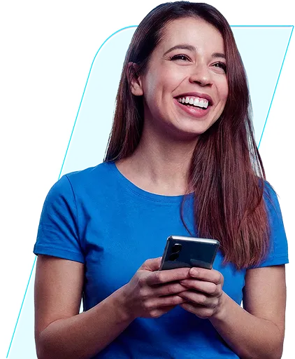 Uma Mulher sorrindo de camiseta azul, segurando um celular.