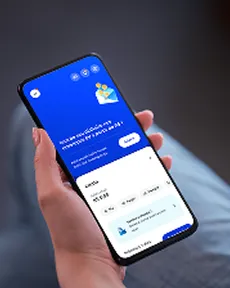 Uma mão segurando um celular aberto no aplicativo do banco BV, na tela de “Envelopes”.