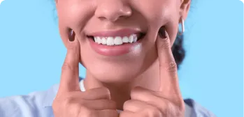 Rosto de uma mulher sorrindo.