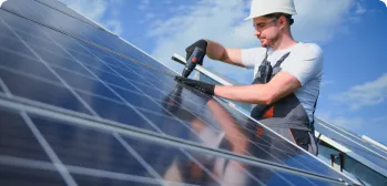 Profissional instalando um painel solar.
