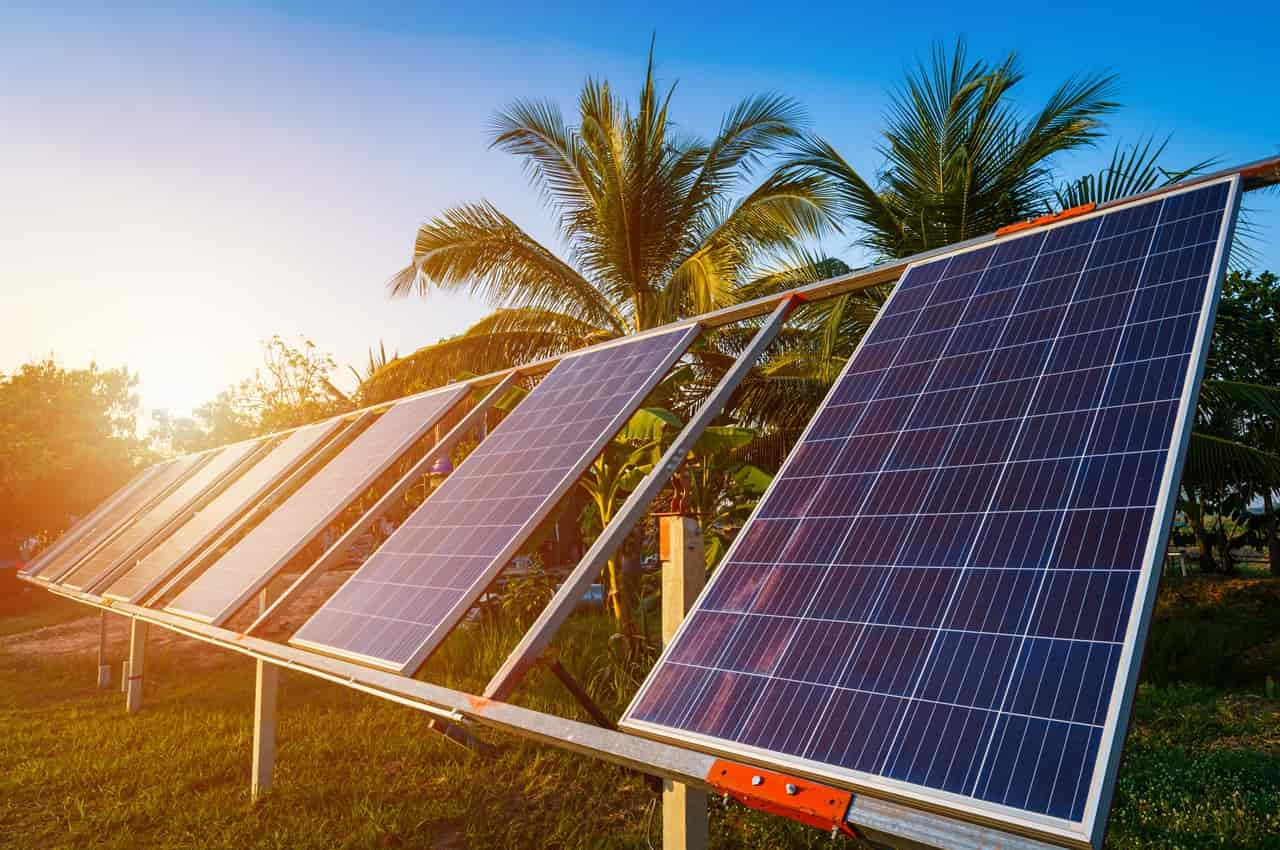 Sete painéis solares instalados em uma estrutura de ferro e recebendo sol diretamente.