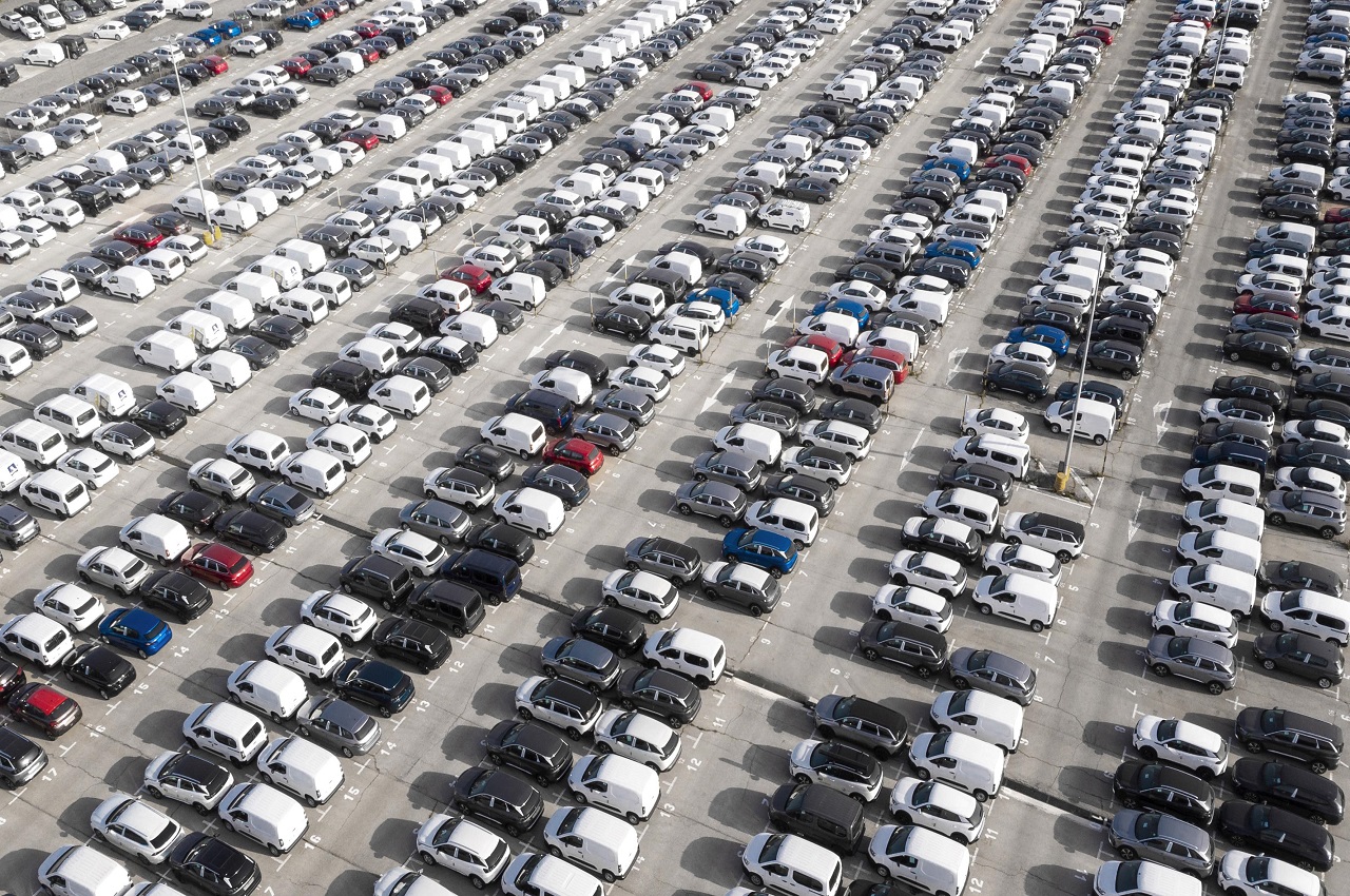 A imagem mostra a visão aérea de uma frota de carros.