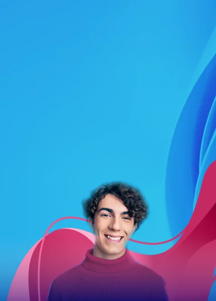 Imagem de um homem branco com cabelo preto, vestindo uma blusa de gola alta rosa, sorrindo em um fundo azul.