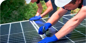 2 pessoas realizando a instalação de uma placa solar