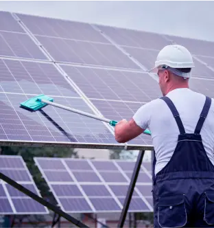 Homem realizando a limpeza de placas solares