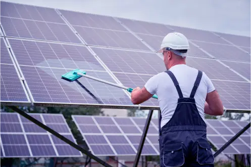 Homem realizando a limpeza de placas solares