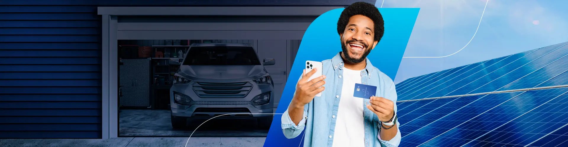 Imagem de um homem negro sorrindo, de camiseta azul e jaqueta jeans, segurando um celular e o cartão do banco, ao fundo temos a imagem de um carro cinza e placas solares