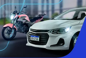 No canto direito, um carro branco e uma moto estão lado a lado.