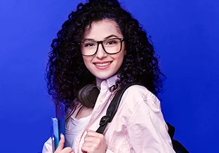 A imagem tem um fundo azul escuro. No centro da imagem há uma mulher branca, de cabelo preto cacheado. Ela usa um óculos de grau preto, está com um headphone preto em volta do pescoço, uma mochila preta nas costas, veste uma camisa rosa claro e uma camiseta branca. Com o braço direito, ela segura uma pasta e um livro azul. Já a mão esquerda está segurando a alça da mochila.