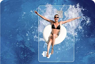 Mulher de braços abertos deitada em cima de uma bóia redonda e branca em piscina com águas azuis