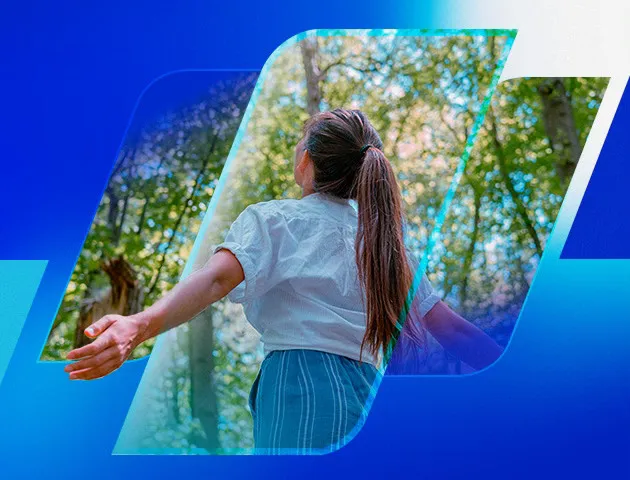 Pessoa de cabelos longos e presos, de braços abertos, observando a natureza. Ao fundo, há árvores e formas geométricas em tons de azul com efeito gradiente.