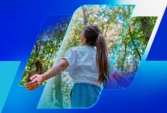 Pessoa de cabelos longos e presos, de braços abertos, observando a natureza. Ao fundo, há árvores e formas geométricas em tons de azul com efeito gradiente.