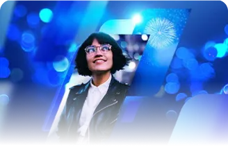 Em um fundo azul, com formas geométricas curvas, uma mulher de cabelos curtos e óculos olha para cima e sorri.