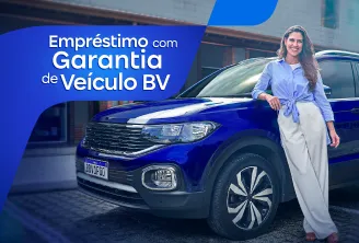 Mulher sorridente encostada em um carro azul.