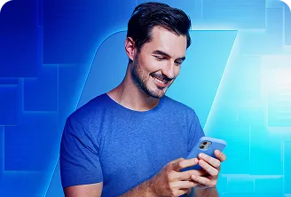 Em um fundo azul com a haste do BV, um homem segura o celular enquanto o olha e sorri.