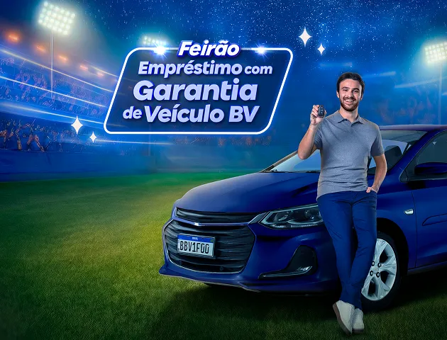 Em um fundo de estádio de futebol, o piloto Felipe Baptista está escorado em um carro azul segurando as chaves do veículo. Ao seu lado, o selo