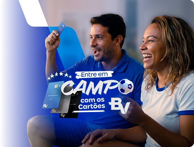 Duas pessoas no sofá assistem TV segurando cartões BV; texto “Entre em campo com os cartões BV”