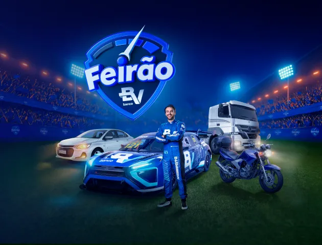Em um fundo de estádio de futubol, o piloto Felipe Baptista aparece de braços cruzados, atrás dele uma moto, dois carros, um caminhão e acima um selo escrito Feirão BV.