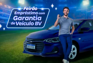 Em um fundo de estádio de futebol, o piloto Felipe Baptista está escorado em um carro azul segurando as chaves do veículo. Ao seu lado, o selo