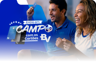 Duas pessoas no sofá assistem TV segurando cartões BV; texto “Entre em campo com os cartões BV”
