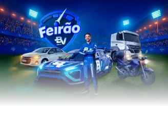 Em um fundo de estádio de futubol, o piloto Felipe Baptista aparece de braços cruzados, atrás dele uma moto, dois carros, um caminhão e acima um selo escrito Feirão BV.
