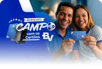 Duas pessoas no sofá segurando cartões BV. Texto “Entre em campo com os cartões BV