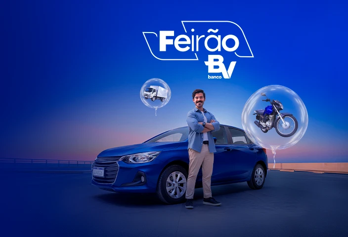 Homem jovem sorrindo em frente a um carro azul. Em volta, há balões transparentes com uma moto e um caminhão dentro.