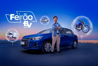 Homem jovem sorrindo em frente a um carro azul. Em volta, há balões transparentes com uma moto e um caminhão dentro.