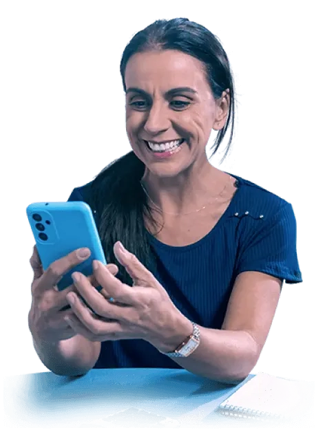 Mulher sorrindo vendo a tela do celular e as oportunidades no Banco BV