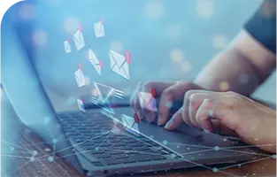 Mãos digitando em um teclado de um notebook. Há ícones de notificação de e-mail flutuando em frente à tela.