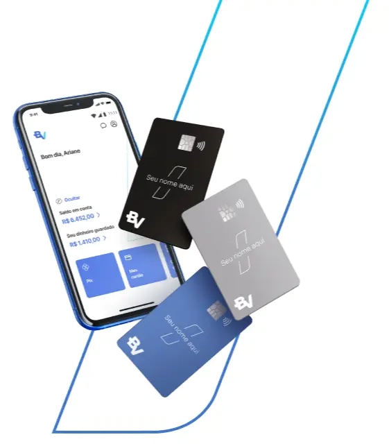 Fotografia de um celular do modelo Iphone XR, aberto na página do banco BV, e três cartões do BV, nesta ordem: cartão BV único (preto), cartão BV mais (cinza), e o cartão BV livre (azul). Todos os itens estão flutuando na tela, mas de forma ordenada, os cartões se posicionam como se estivessem saindo do celular.