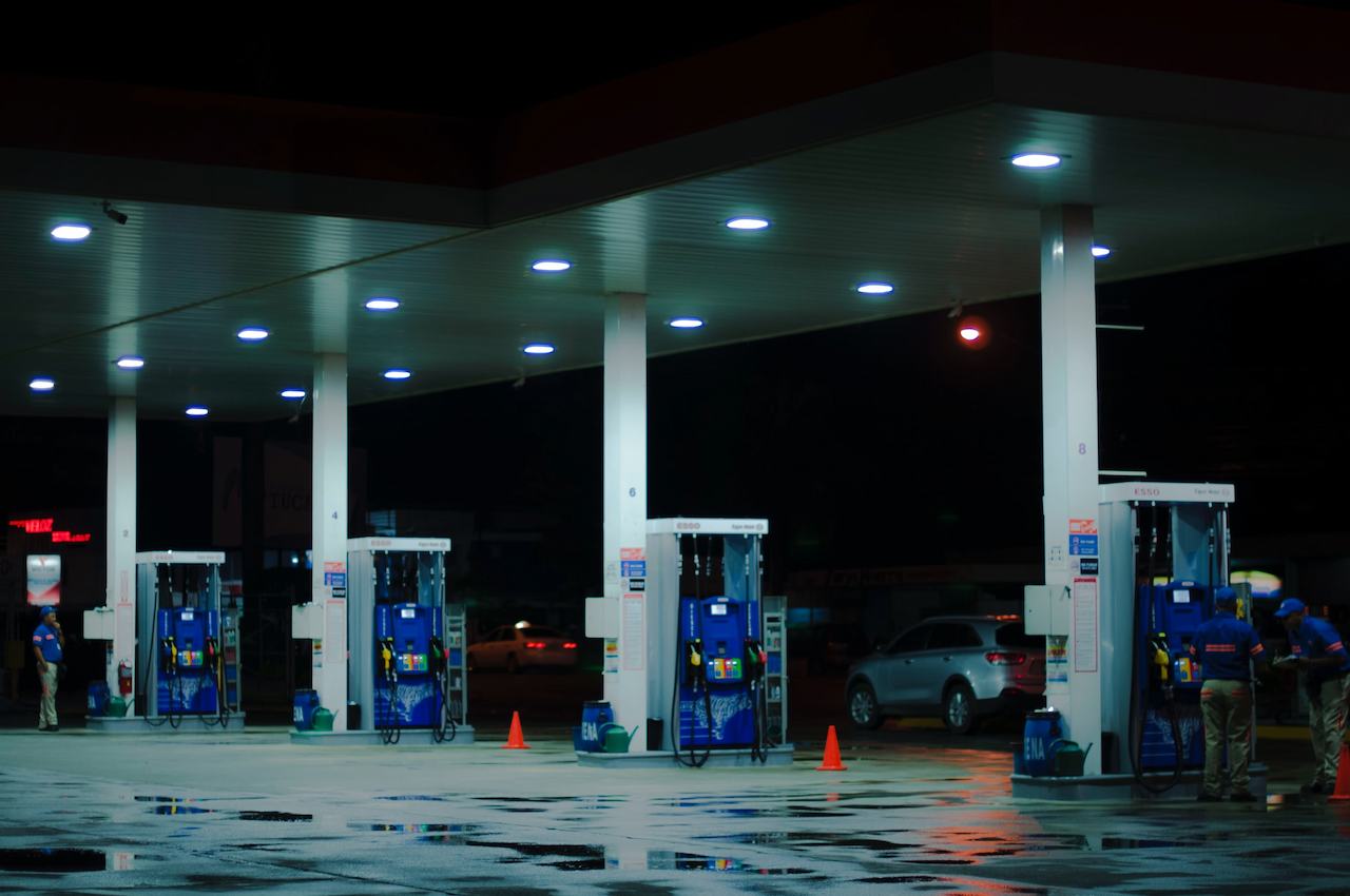 A imagem mostra bombas de um posto de gasolina.