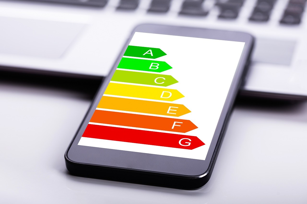 Selo de eficiência energética do Inmetro de A até G na tela do celular.