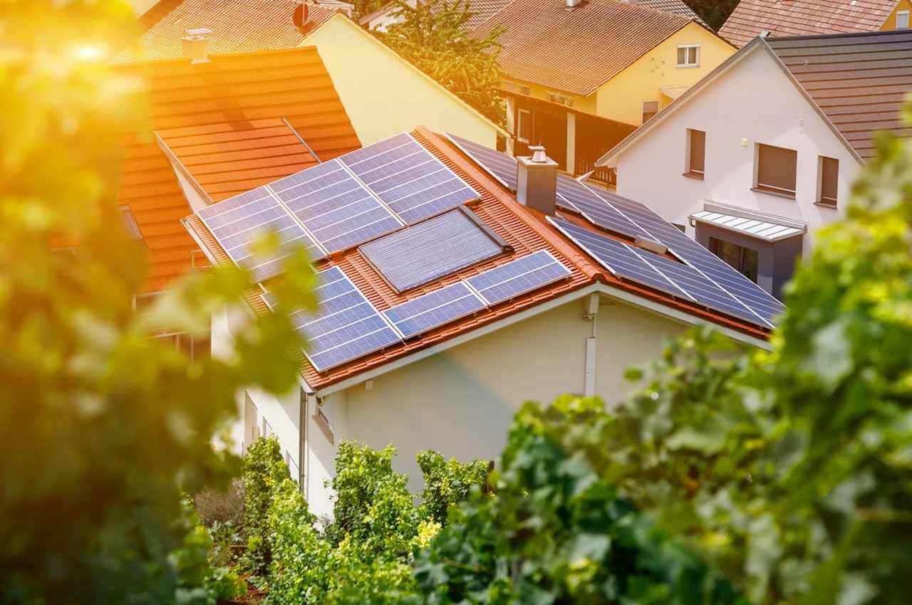 Imagem mostra um telhado de uma casa e com onze placas solares instaladas.