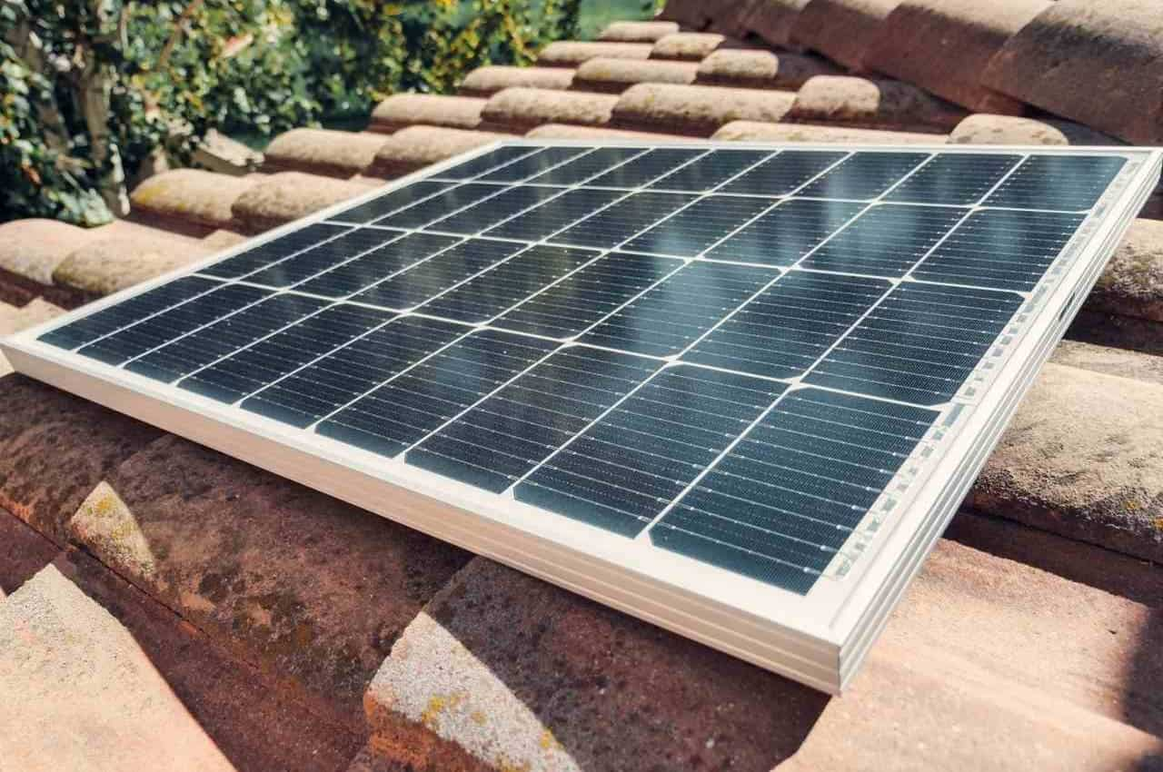 Placa solar instalada em cima de um telhado marrom para economizar energia.