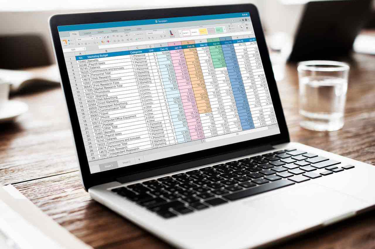 Computador apresentando uma planilha de Excel na tela com os gastos e a gestão financeira pessoal de uma pessoa que não aparece na imagem.