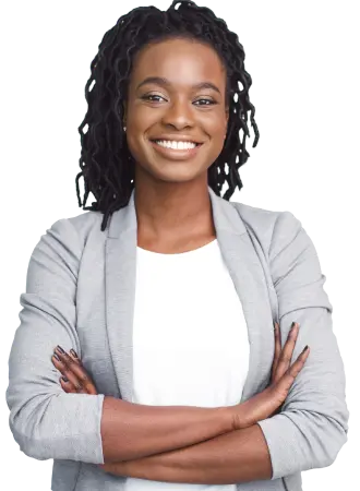 A imagem mostra uma mulher com cabelo escuro, com dreads médios, sorridente com os braços cruzados. Ela veste um blazer cinza claro sobre uma blusa branca.