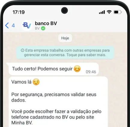 Ilustração de conversa no WhatsApp entre cliente e o atendimento Whatsapp BV falando sobre possíveis formas de validar os dados. Imagem mostra o selo verde ao lado do nome do canal banco BV e a logo do banco presente no perfil.