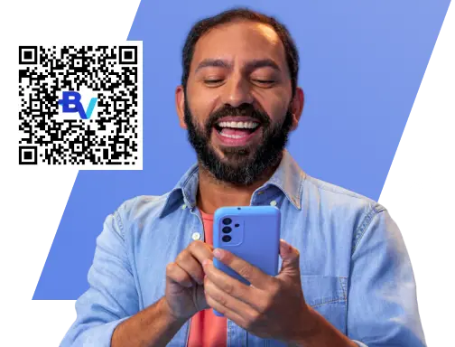 Homem de camisa azul sorri interagindo com o Whatsapp BV. Imagem em fundo branco com o QR Code de acesso ao canal de atendimento no canto superior esquerdo, ao lado do homem.